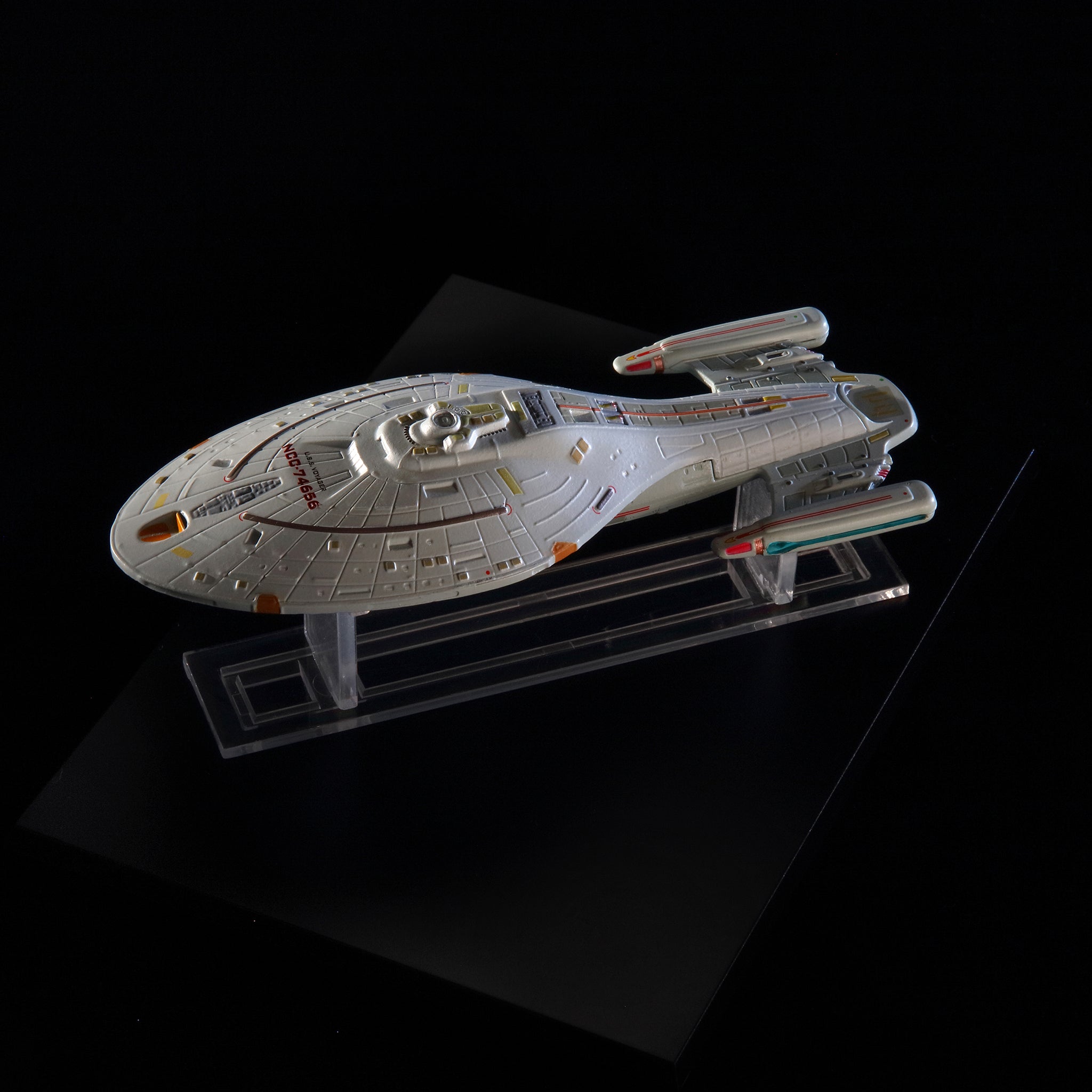 Starship Library: U.S.S. Voyager NCC-74656– Master Replicas